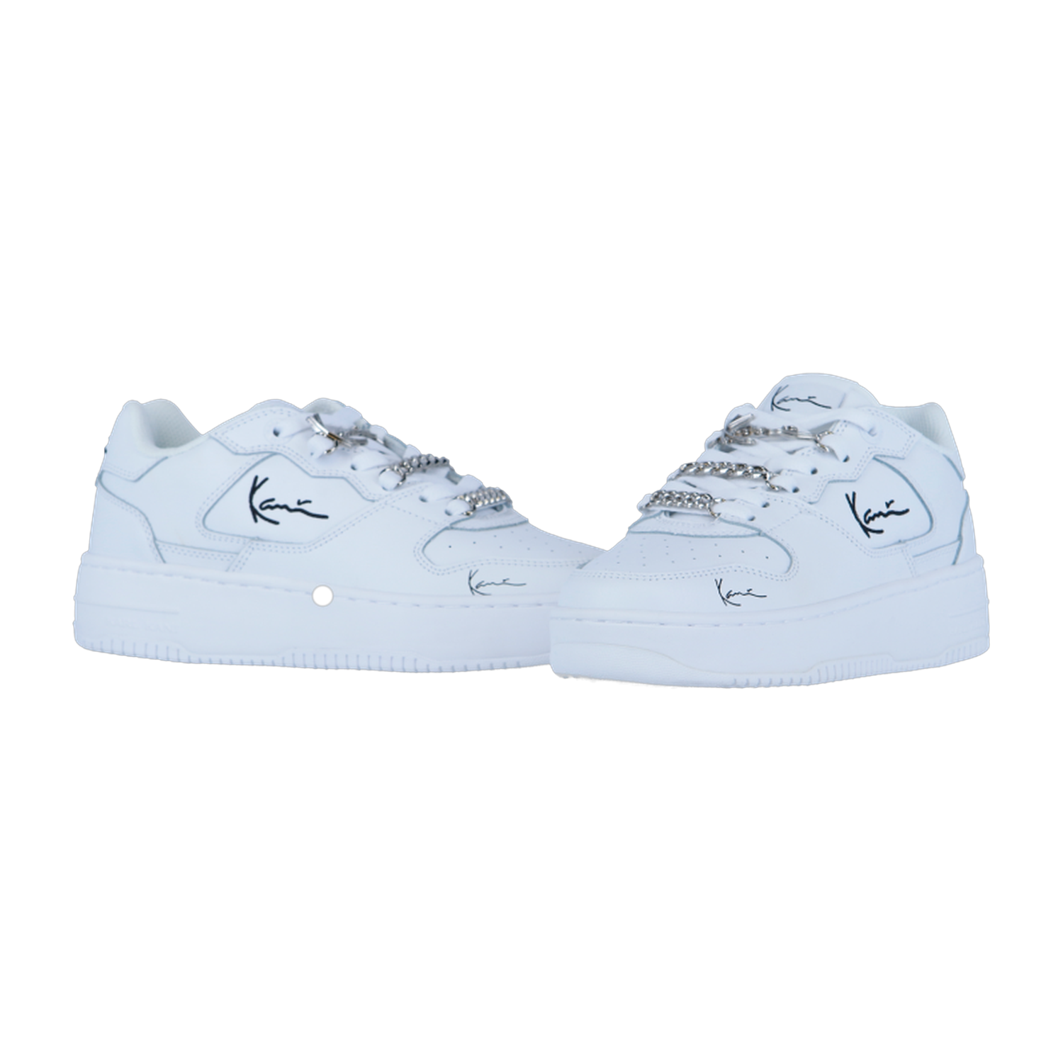 Die weiß/schwarzen Karl Kani 89 UP 23 MC WMN Sneakers sind weiße Low-Tops mit metallischen Kettendetails und schwarzen Logos im Signatur-Stil, perfekt für einen mutigen Streetstyle. Abgebildet auf einem schlichten weißen Hintergrund.