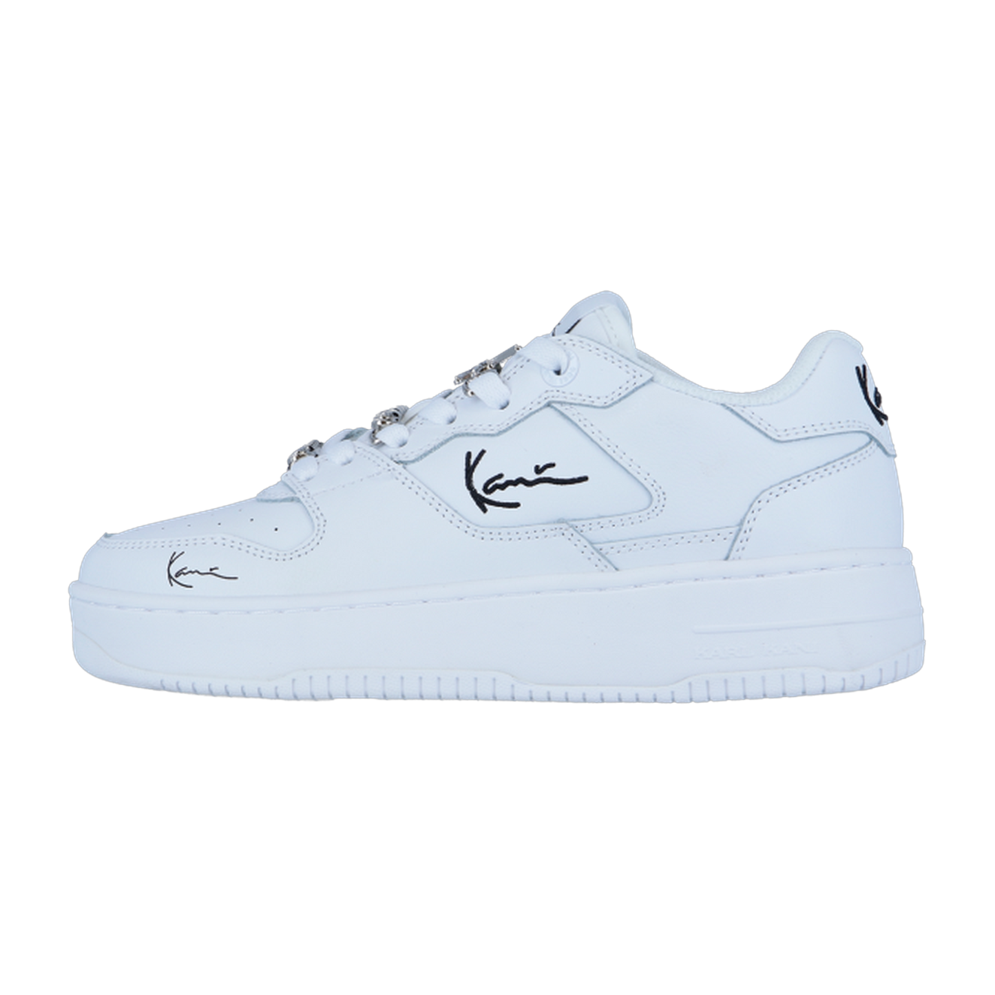 Der Karl Kani 89 UP 23 weiß/schwarz MC WMN ist ein Retro-Basketball-Sneaker für Damen mit klobiger weißer Sohle, Schnürung vorne und auffälligen schwarzen Details im Signatur-Stil an der Seite, der Spitze und der Ferse für einen auffälligen Streetstyle.
