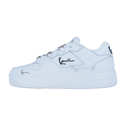 Der Karl Kani 89 UP 23 weiß/schwarz MC WMN ist ein Retro-Basketball-Sneaker für Damen mit klobiger weißer Sohle, Schnürung vorne und auffälligen schwarzen Details im Signatur-Stil an der Seite, der Spitze und der Ferse für einen auffälligen Streetstyle.