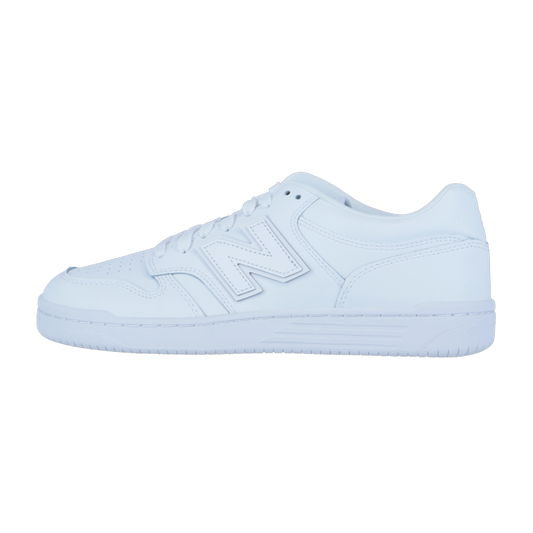 Der New Balance BB480LV1 ist ein weißer Low-Top-Basketball-Sneaker mit einer dicken Sohle, hochwertigen Lederakzenten und einem markanten N-Logo, inspiriert vom klassischen New Balance-Design.