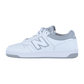 Der New Balance BB480LV1 ist im Seitenprofil auf weißem Hintergrund abgebildet und verfügt über ein weißes und graues Design, ein großes N-Logo, dezente graue Akzente und eine haltbare graue Gummisohle.