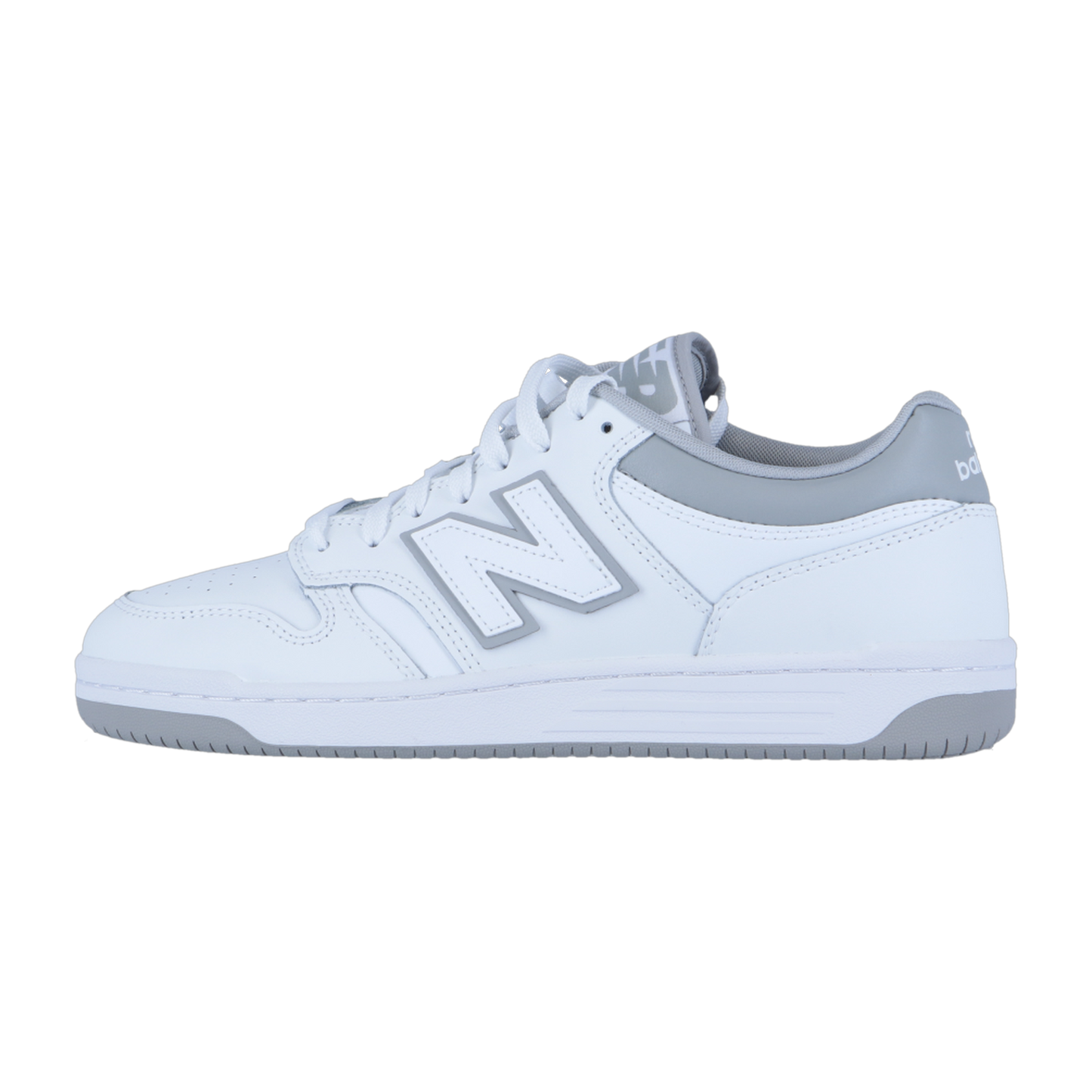 Der New Balance BB480LV1 ist im Seitenprofil auf weißem Hintergrund abgebildet und verfügt über ein weißes und graues Design, ein großes N-Logo, dezente graue Akzente und eine haltbare graue Gummisohle.