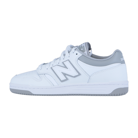 Der New Balance BB480LV1 ist im Seitenprofil auf weißem Hintergrund abgebildet und verfügt über ein weißes und graues Design, ein großes N-Logo, dezente graue Akzente und eine haltbare graue Gummisohle.