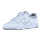 Der New Balance BB480LV1 ist ein weißer Retro-Sneaker mit grauen Akzenten, einem großen N-Logo an der Seite, weißen Schnürsenkeln und einer grau-weißen Gummisohle, die vor einem schlichten weißen Hintergrund steht.