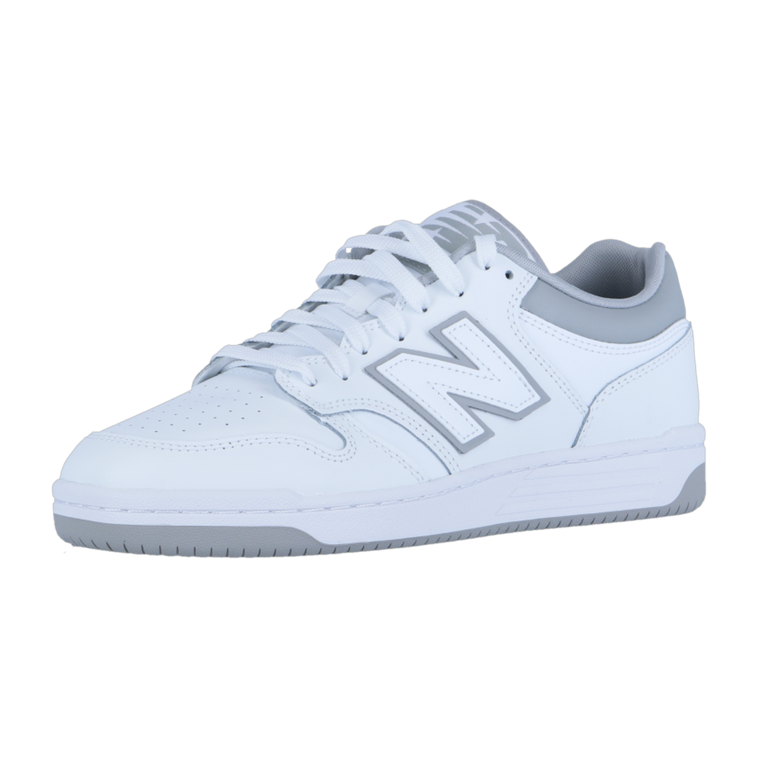 Der New Balance BB480LV1 ist ein weißer Retro-Sneaker mit grauen Akzenten, einem großen N-Logo an der Seite, weißen Schnürsenkeln und einer grau-weißen Gummisohle, die vor einem schlichten weißen Hintergrund steht.