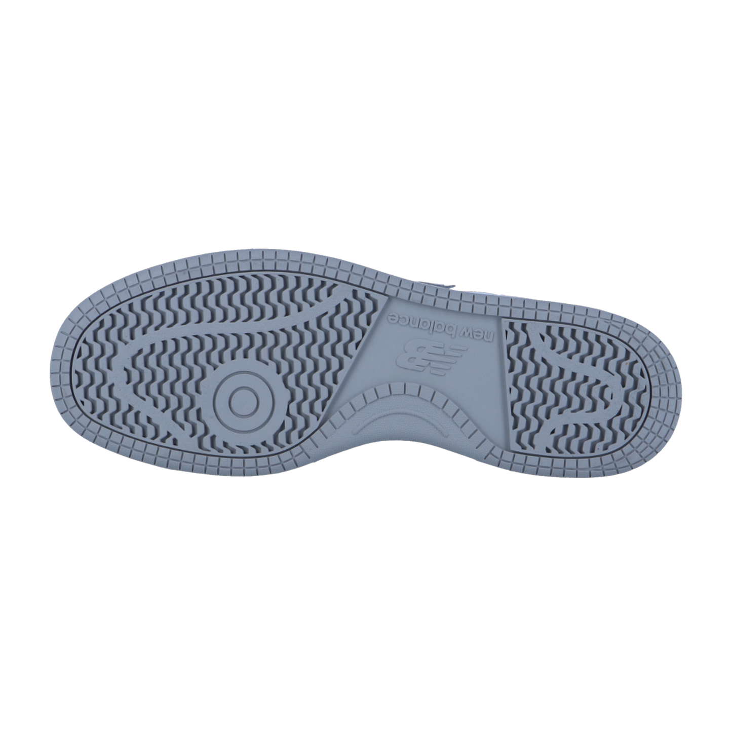 Das Bild zeigt die strukturierte graue Gummilaufsohle des New Balance BB480LV1, mit mehreren Profilen für verbesserten Grip und einem geprägten New Balance-Logo in der Mitte.