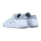 Ein Paar New Balance BB480LV1 Sneakers in Weiß und Grau wird aus einer schrägen Rückansicht gezeigt, mit dem N-Logo an der Seite und dem "New Balance"-Text auf der Fersenlasche vor einem schlichten weißen Hintergrund.