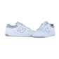 Ein Paar New Balance BB480LV1 Sneakers in Weiß mit grauen Akzenten und dem charakteristischen N-Logo an den Seiten, dargestellt vor einem schlichten weißen Hintergrund.