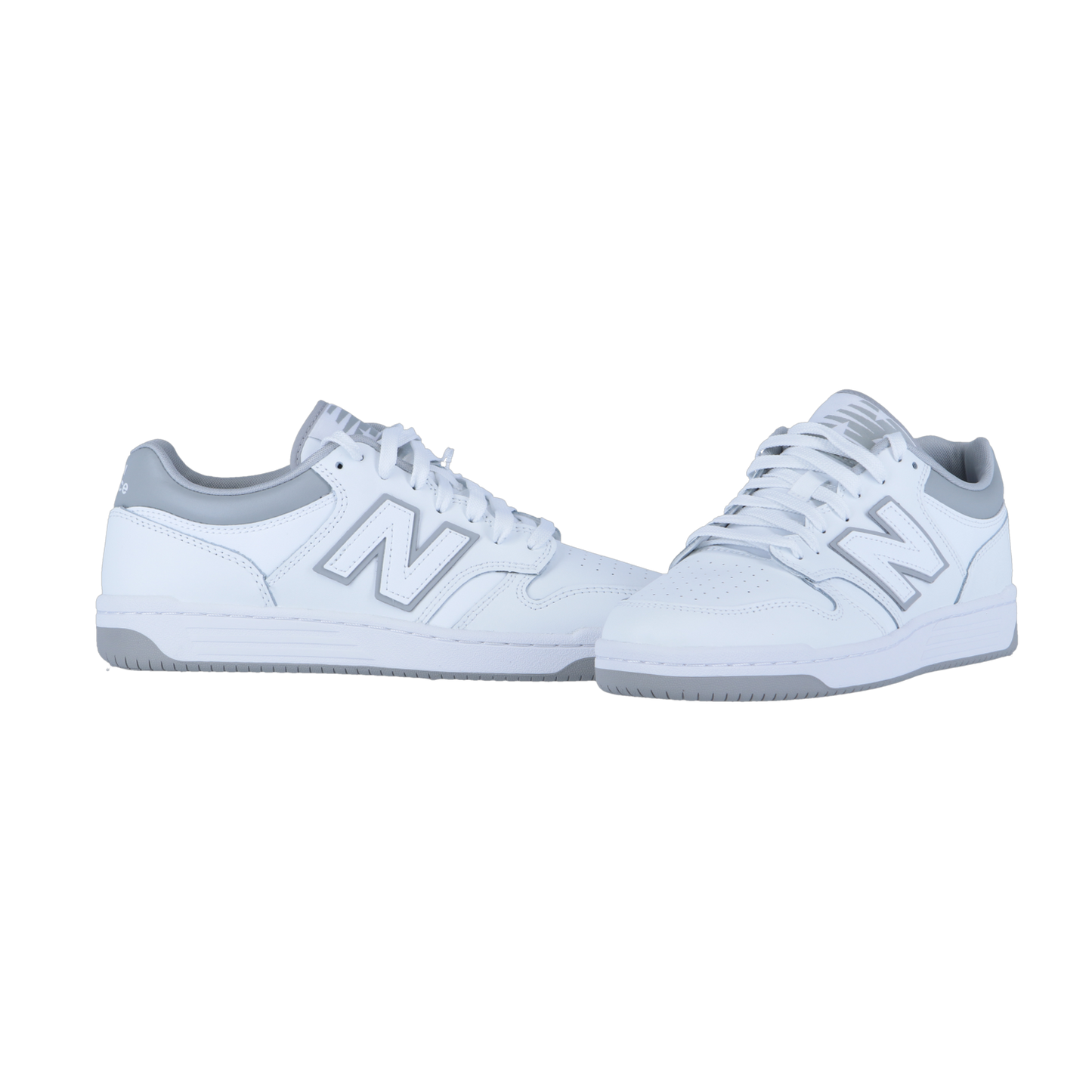 Ein Paar New Balance BB480LV1 Sneakers in Weiß mit grauen Akzenten und dem charakteristischen N-Logo an den Seiten, dargestellt vor einem schlichten weißen Hintergrund.