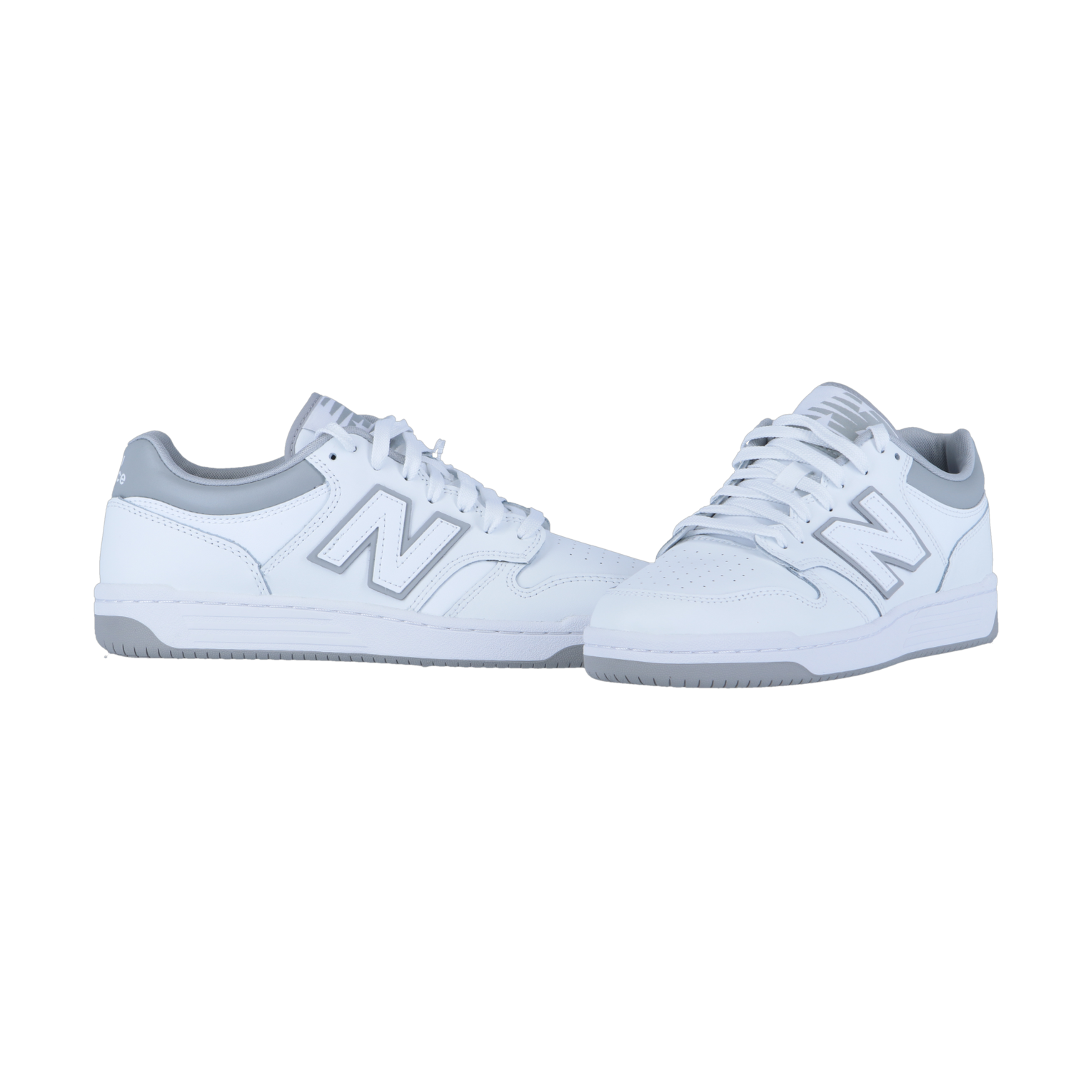 Ein Paar New Balance BB480LV1 Sneakers in Weiß mit grauen Akzenten und dem charakteristischen N-Logo an den Seiten, dargestellt vor einem schlichten weißen Hintergrund.