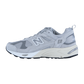 Der New Balance CM878V1 Outdoor-Sneaker hat ein graues Obermaterial aus Mesh und Wildleder mit weißen und silbernen Akzenten, ABZORB-Dämpfung in der Zwischensohle und eine schwarze Laufsohle, die im Seitenprofil vor einem weißen Hintergrund zu sehen ist.