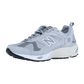 Der New Balance CM878V1 ist ein grau-weißer Outdoor-Sneaker mit einer klobigen Sohle, Mesh- und Wildledereinsätzen, ABZORB-Dämpfung und dem charakteristischen N-Logo an der Seite. Der Schuh wird in einem Winkel gezeigt, der seine Seite und Vorderseite hervorhebt.