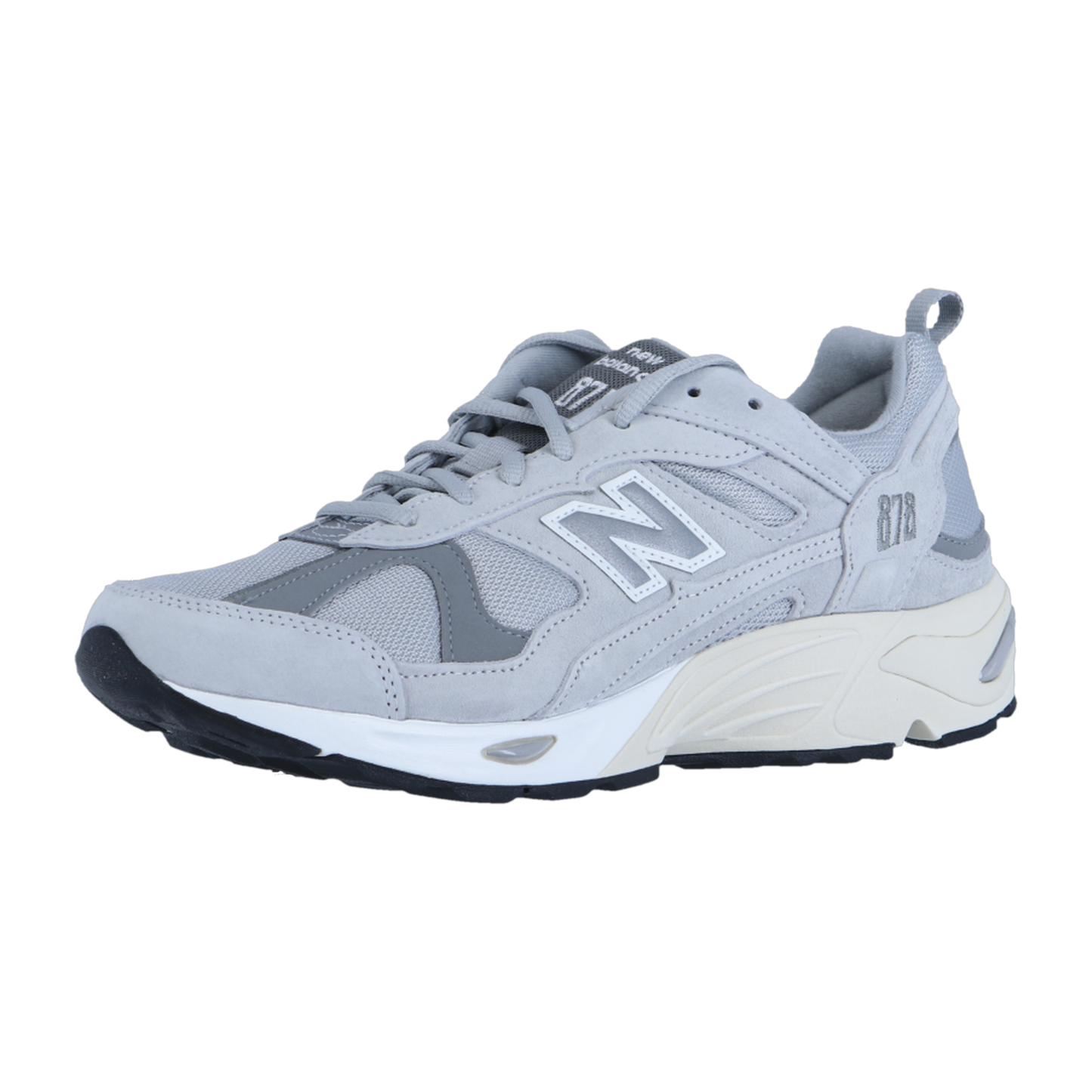 Der New Balance CM878V1 ist ein grau-weißer Outdoor-Sneaker mit einer klobigen Sohle, Mesh- und Wildledereinsätzen, ABZORB-Dämpfung und dem charakteristischen N-Logo an der Seite. Der Schuh wird in einem Winkel gezeigt, der seine Seite und Vorderseite hervorhebt.