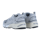 Ein Paar New Balance CM878V1 Sneakers in Grau, abgebildet von hinten und von der Seite, hat eine weiße Zwischensohle mit ABZORB-Dämpfung, eine schwarze Laufsohle, ein N-Logo an der Seite und den Schriftzug "new balance" an der Ferse.