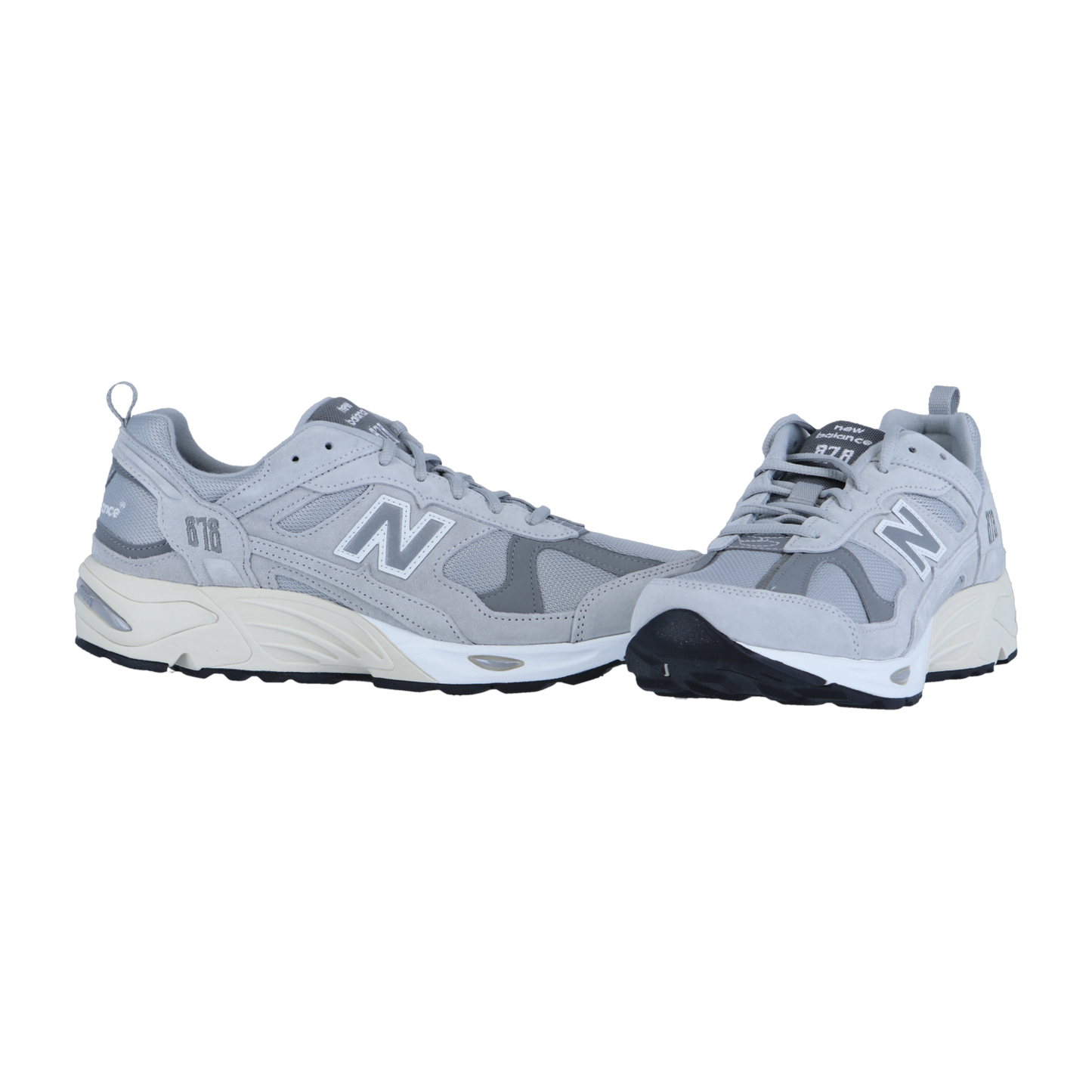 Ein Paar graue New Balance CM878V1 Sneakers mit weißer Zwischensohle, schwarzer Laufsohle und weißem N-Logo an den Seiten werden auf einem schlichten weißen Hintergrund gezeigt. Inklusive ABZORB-Dämpfung für zusätzlichen Komfort.