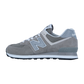 Der New Balance ML574V3, der von der Seite in Grau und Weiß gezeigt wird, verfügt über ein Obermaterial aus Wildleder und Mesh, die ENCAP-Sohlentechnologie, das kultige N-Logo und Markendetails an der Ferse.