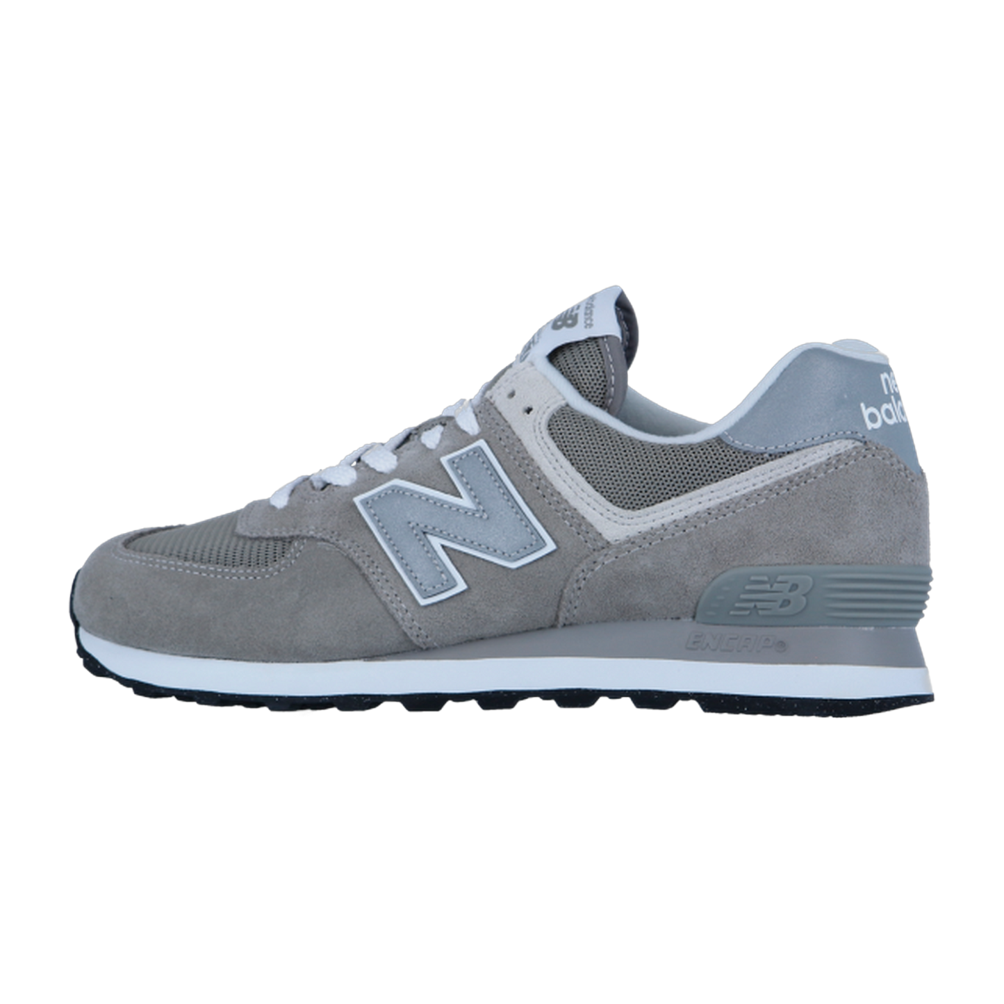 Der New Balance ML574V3, der von der Seite in Grau und Weiß gezeigt wird, verfügt über ein Obermaterial aus Wildleder und Mesh, die ENCAP-Sohlentechnologie, das kultige N-Logo und Markendetails an der Ferse.