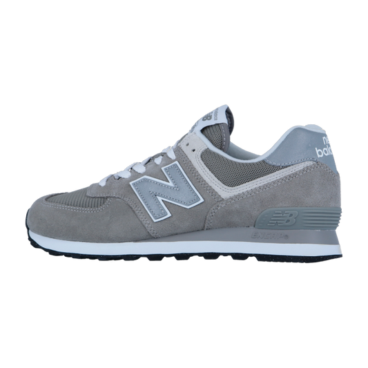 Der New Balance ML574V3, der von der Seite in Grau und Weiß gezeigt wird, verfügt über ein Obermaterial aus Wildleder und Mesh, die ENCAP-Sohlentechnologie, das kultige N-Logo und Markendetails an der Ferse.