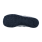 Das Bild zeigt die schwarze Gummilaufsohle des New Balance ML574V3 Sneakers mit einem robusten, strukturierten Profil und dem geprägten New Balance Logo im Fersenbereich.
