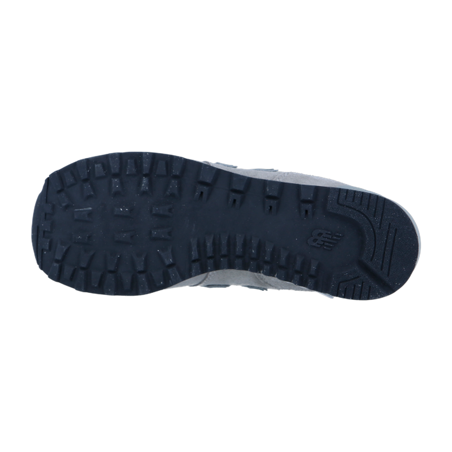 Das Bild zeigt die schwarze Gummilaufsohle des New Balance ML574V3 Sneakers mit einem robusten, strukturierten Profil und dem geprägten New Balance Logo im Fersenbereich.