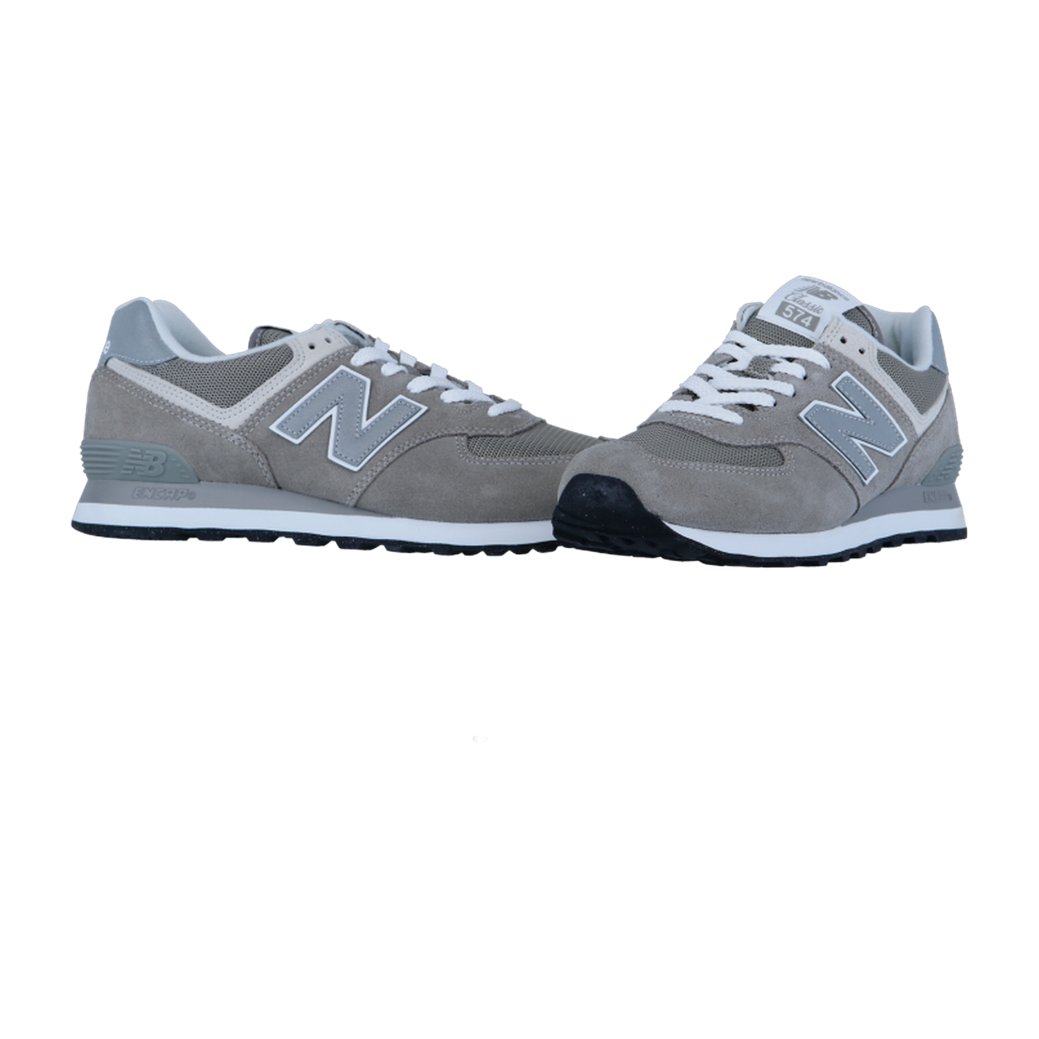 Ein Paar New Balance ML574V3 Turnschuhe in Grau mit weißen Schnürsenkeln, weißer ENCAP-Zwischensohle und schwarzer Laufsohle wird auf einem schlichten weißen Hintergrund gezeigt.