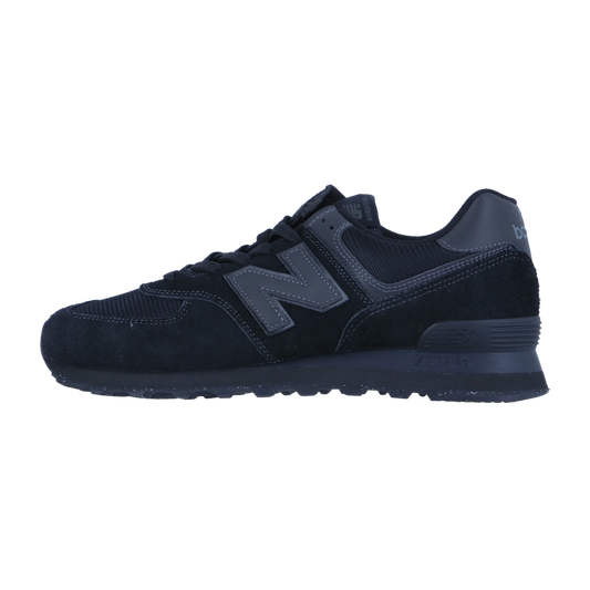 Der New Balance ML574V3 Retro-Sneaker hat ein schwarzes Obermaterial aus Wildleder und Mesh, ein dunkelgraues N-Logo, schwarze Schnürsenkel, ENCAP-Dämpfung und eine strukturierte Sohle, die von der Seite auf einem schlichten weißen Hintergrund gezeigt wird.