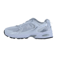 Der New Balance MR530 Sneaker in Weiß und Silber verfügt über Mesh-Einsätze, ABZORB-Dämpfung und das kultige N-Logo, das den 2000er Running Revival-Stil verkörpert. Abgebildet von der Seite vor einem schlichten weißen Hintergrund.