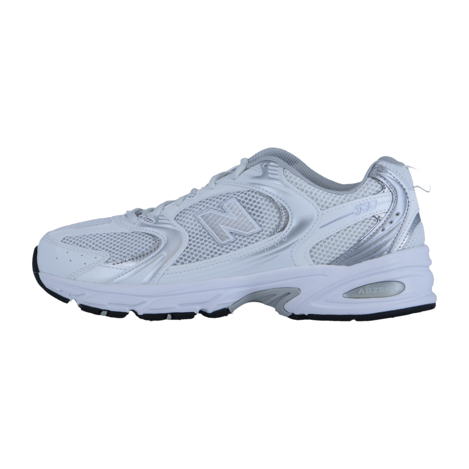 Der New Balance MR530 Sneaker in Weiß und Silber verfügt über Mesh-Einsätze, ABZORB-Dämpfung und das kultige N-Logo, das den 2000er Running Revival-Stil verkörpert. Abgebildet von der Seite vor einem schlichten weißen Hintergrund.