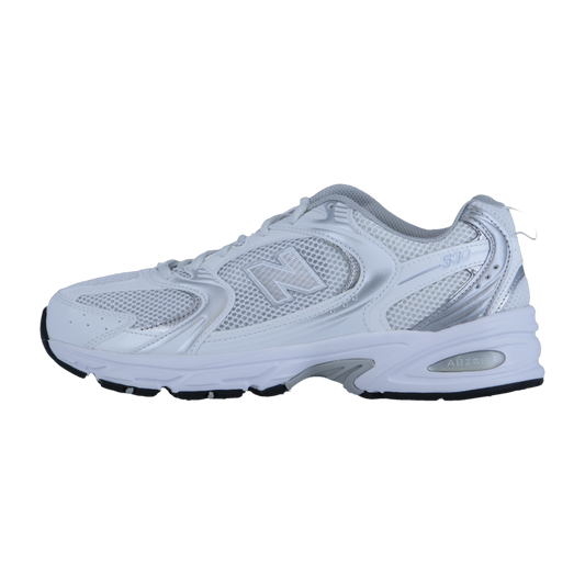 Der New Balance MR530 Sneaker in Weiß und Silber verfügt über Mesh-Einsätze, ABZORB-Dämpfung und das kultige N-Logo, das den 2000er Running Revival-Stil verkörpert. Abgebildet von der Seite vor einem schlichten weißen Hintergrund.