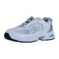 Der New Balance MR530 ist ein weiß-silberner Sportschuh mit Mesh-Einsätzen, grauen Akzenten, schwarzer Sohle, dem kultigen N-Logo und ABZORB-Dämpfung - eine stilvolle Anspielung auf die 2000er Jahre.