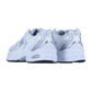 Ein Paar weiße und silberne New Balance MR530 Sneakers mit Obermaterial aus Mesh und Synthetik, schwarzer Gummilaufsohle und klassischer ABZORB-Dämpfung, inspiriert vom Laufstil der 2000er Jahre, von hinten und leicht seitlich gezeigt.