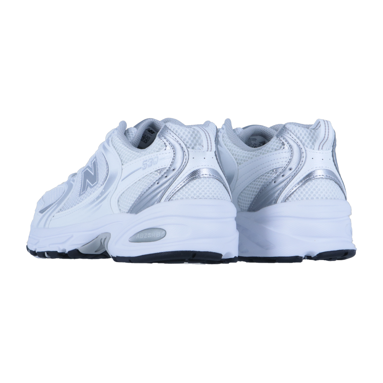 Ein Paar weiße und silberne New Balance MR530 Sneakers mit Obermaterial aus Mesh und Synthetik, schwarzer Gummilaufsohle und klassischer ABZORB-Dämpfung, inspiriert vom Laufstil der 2000er Jahre, von hinten und leicht seitlich gezeigt.