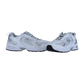 Ein Paar New Balance MR530 Sportschuhe in Weiß und Grau, mit Obermaterial aus Mesh und Synthetik, ABZORB-Dämpfung, schwarzer Gummisohle und dem charakteristischen N-Logo an den Seiten, dargestellt vor einem schlichten weißen Hintergrund.