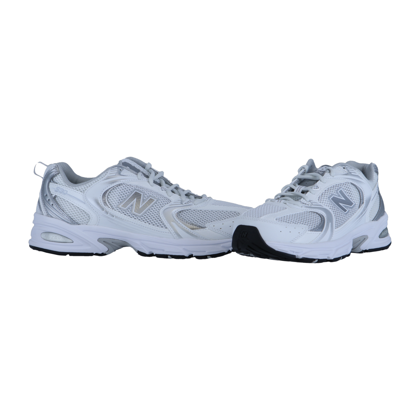 Ein Paar New Balance MR530 Sportschuhe in Weiß und Grau, mit Obermaterial aus Mesh und Synthetik, ABZORB-Dämpfung, schwarzer Gummisohle und dem charakteristischen N-Logo an den Seiten, dargestellt vor einem schlichten weißen Hintergrund.