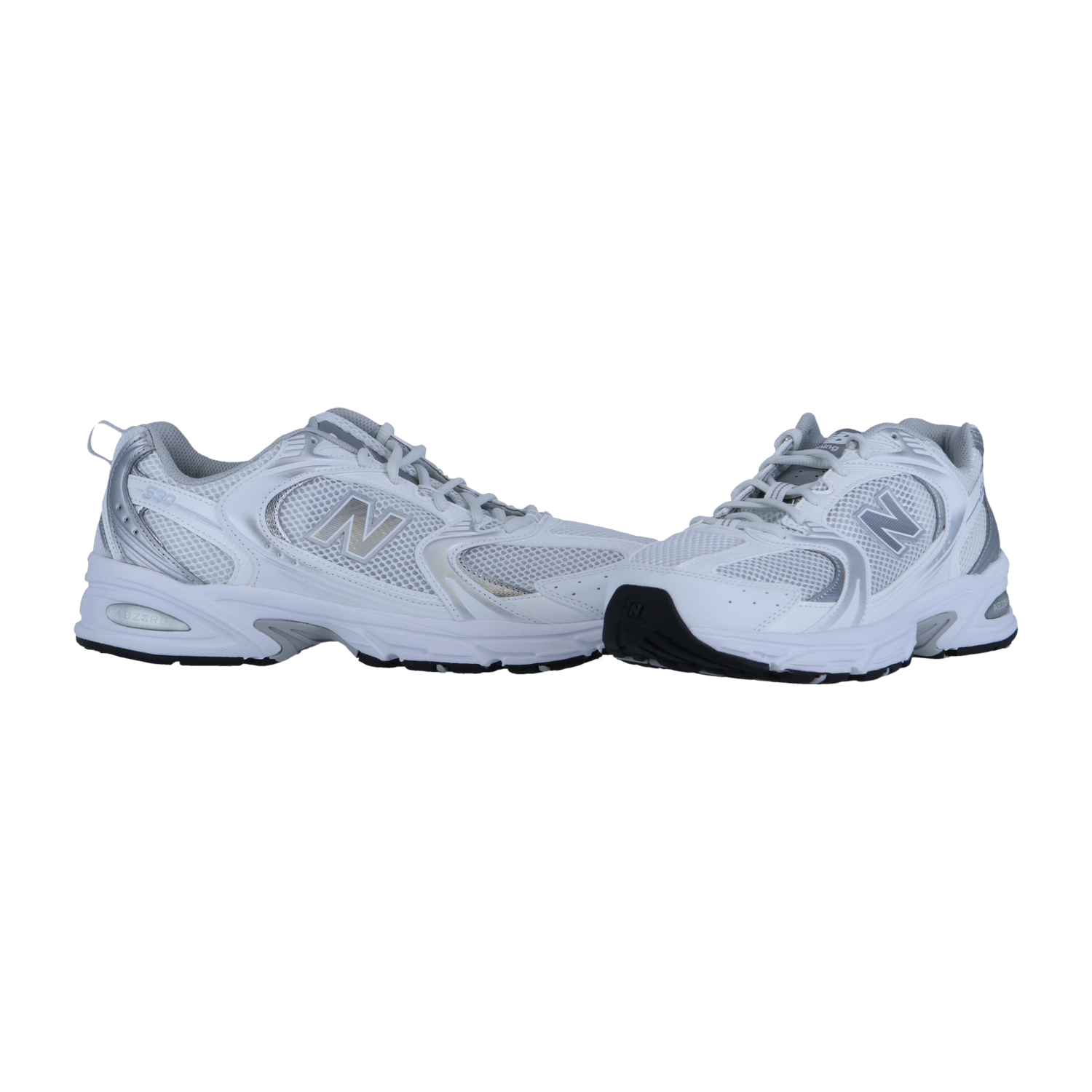 Ein Paar New Balance MR530 Sportschuhe in Weiß und Grau, mit Obermaterial aus Mesh und Synthetik, ABZORB-Dämpfung, schwarzer Gummisohle und dem charakteristischen N-Logo an den Seiten, dargestellt vor einem schlichten weißen Hintergrund.