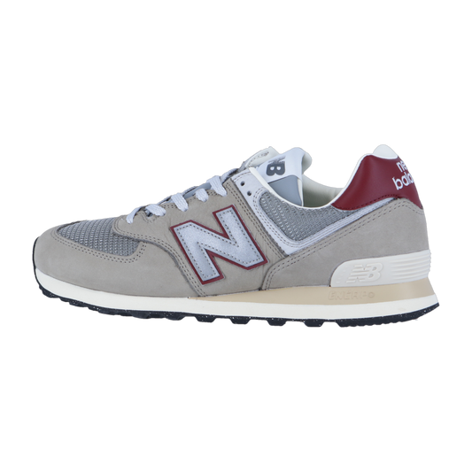 New Balance U574V2 in Grau und Kastanienbraun mit weißen und silbernen Akzenten, Obermaterial aus Mesh und Wildleder, großes N-Logo, gepolsterte ENCAP-Dämpfung-Zwischensohle und schwarze Gummilaufsohle.