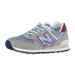 Der New Balance U574V2 hat ein grau-weißes Design mit rotem "N"-Logo, weißen Schnürsenkeln, dunkelgrauer Sohle mit ENCAP-Dämpfung und kastanienbraunen Fersenakzenten.