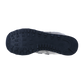 Das Bild zeigt die Unteransicht einer schwarzen Gummisohle mit strukturiertem Profil und tiefen Rillen, typisch für den New Balance U574V2 Sneaker, vor einem schlichten weißen Hintergrund.