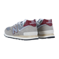 Ein Paar New Balance U574V2 Sneakers in Grau und Beige mit kastanienbraunen Akzenten, mit ENCAP-Dämpfung und "new balance" an der Ferse, von hinten und von der Seite auf weißem Hintergrund.