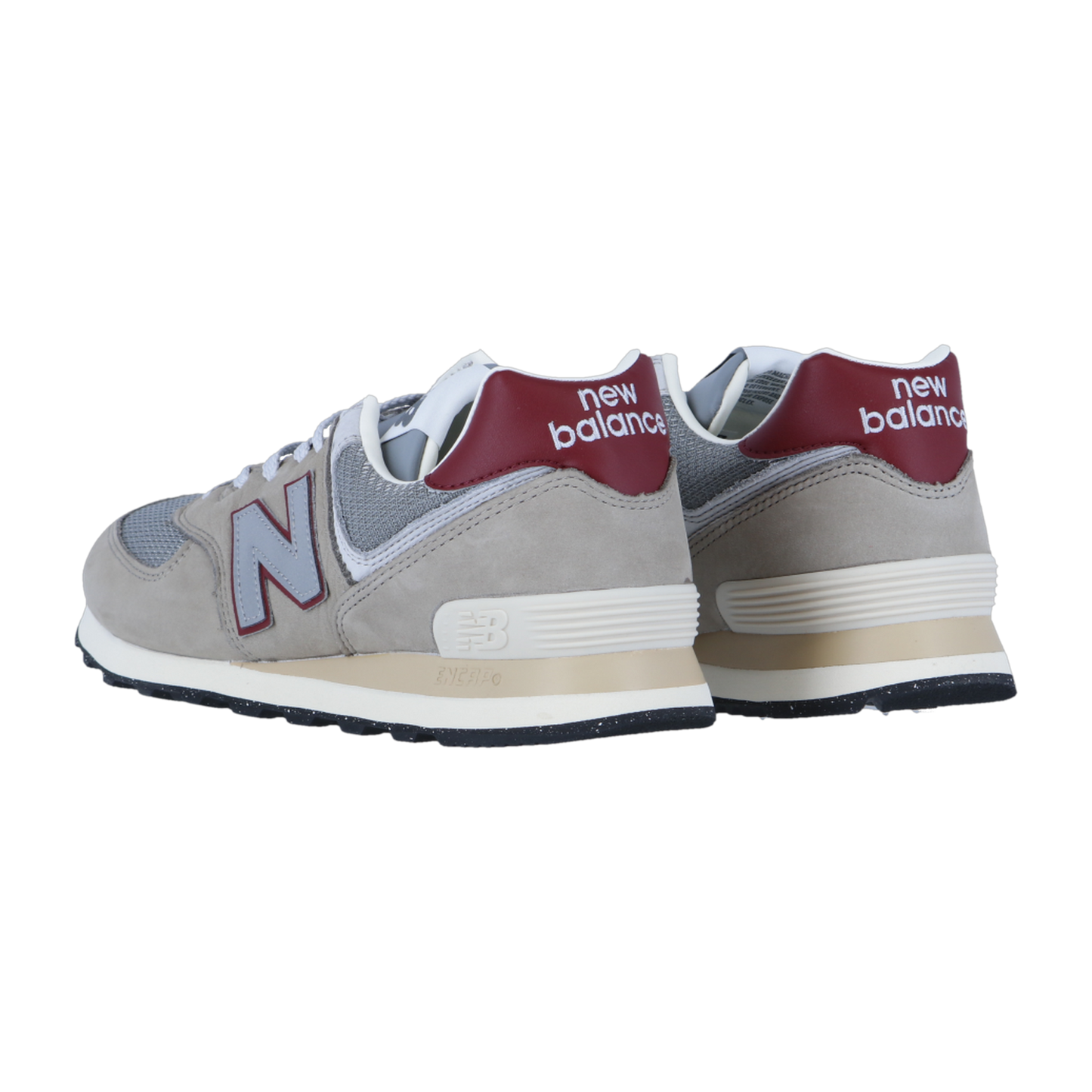Ein Paar New Balance U574V2 Sneakers in Grau und Beige mit kastanienbraunen Akzenten, mit ENCAP-Dämpfung und "new balance" an der Ferse, von hinten und von der Seite auf weißem Hintergrund.