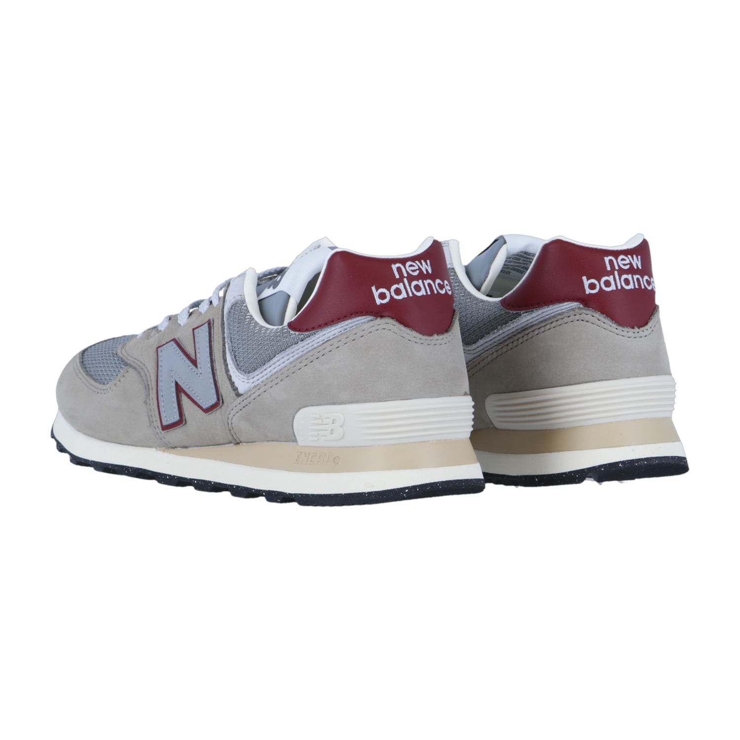 Ein Paar New Balance U574V2 Sneakers in Grau und Beige mit kastanienbraunen Akzenten, mit ENCAP-Dämpfung und "new balance" an der Ferse, von hinten und von der Seite auf weißem Hintergrund.