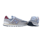 Ein Paar graue New Balance U574V2 Turnschuhe mit roten Akzenten. Ein Schuh zeigt nach vorne, der andere ist angewinkelt, um die Seite und das Logo zu zeigen. Vor einem weißen Hintergrund heben sie das klassische ENCAP-Dämpfungsdesign hervor.