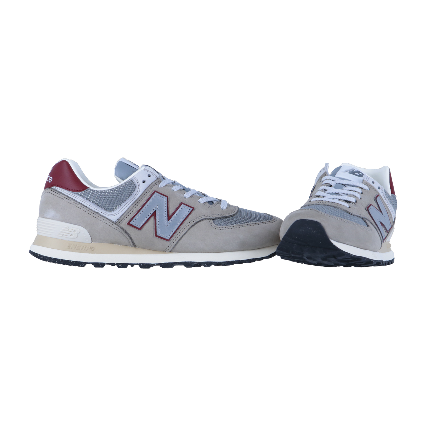 Ein Paar graue New Balance U574V2 Turnschuhe mit roten Akzenten. Ein Schuh zeigt nach vorne, der andere ist angewinkelt, um die Seite und das Logo zu zeigen. Vor einem weißen Hintergrund heben sie das klassische ENCAP-Dämpfungsdesign hervor.