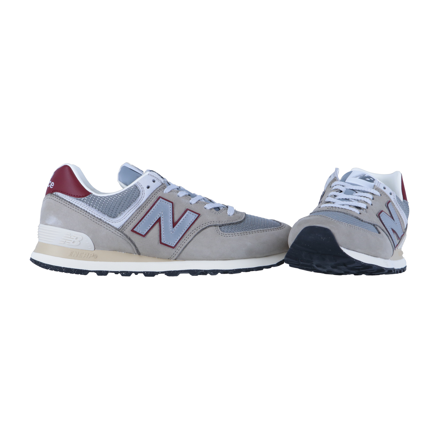 Ein Paar graue New Balance U574V2 Turnschuhe mit roten Akzenten. Ein Schuh zeigt nach vorne, der andere ist angewinkelt, um die Seite und das Logo zu zeigen. Vor einem weißen Hintergrund heben sie das klassische ENCAP-Dämpfungsdesign hervor.