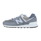 Der New Balance U574V2 Retro Sneaker ist in Grau und Weiß gehalten, Profilansicht nach rechts, mit einem Obermaterial aus Mesh und Wildleder, einer weißen Zwischensohle mit ENCAP-Technologie und einer schwarzen Gummilaufsohle.