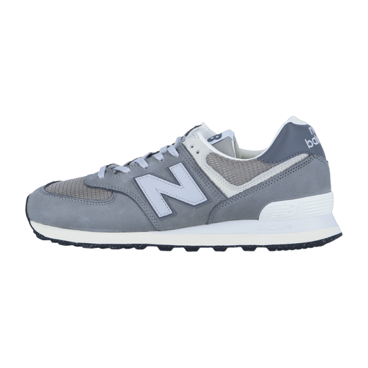 Der New Balance U574V2 Retro Sneaker ist in Grau und Weiß gehalten, Profilansicht nach rechts, mit einem Obermaterial aus Mesh und Wildleder, einer weißen Zwischensohle mit ENCAP-Technologie und einer schwarzen Gummilaufsohle.