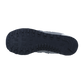 Der New Balance U574V2 verfügt über eine schwarze Gummisohle mit einem strukturierten, gemusterten Profil für Grip, das auf einem schlichten weißen Hintergrund dargestellt wird.