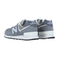 Die New Balance U574V2 Sneakers in Grau haben eine weiße Sohle, das charakteristische N-Logo und die ENCAP-Zwischensohlentechnologie, die von hinten auf einem schlichten weißen Hintergrund zu sehen ist.