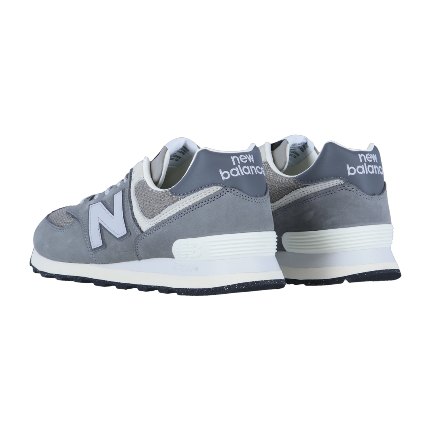 Die New Balance U574V2 Sneakers in Grau haben eine weiße Sohle, das charakteristische N-Logo und die ENCAP-Zwischensohlentechnologie, die von hinten auf einem schlichten weißen Hintergrund zu sehen ist.