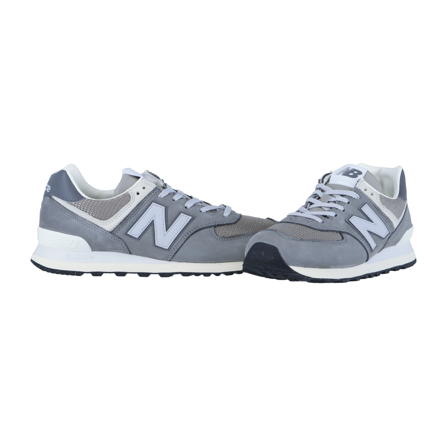 Die New Balance U574V2 Sneakers in Grau und Weiß haben Mesh- und Wildledereinsätze, eine ENCAP-Zwischensohle, eine weiße Zwischensohle, eine schwarze Laufsohle und das ikonische N-Logo an der Seite, das auf einem schlichten weißen Hintergrund zu sehen ist.